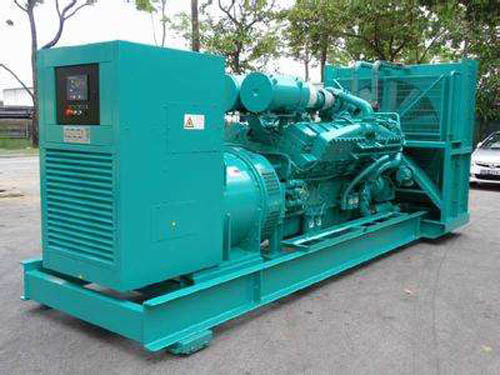 保靖如何确保发电车的负载功率不会超过其容量?